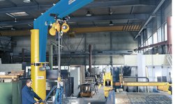 Slewing crane with vacuum lifter transports heavy metal plates