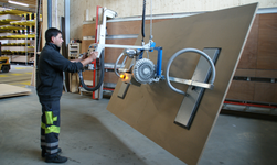 Vacuum lifter GN with tilting Vacuum device lifts and rotates wooden panel