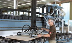 Schlauchheber für Holzplatten Schlauchheber hebt Holzplatte auf Bearbeitungsmaschine