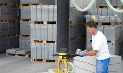 Mittels Vakuumheber werden Betonblöcke von Gabelstappler gehoben