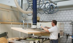 Crane system in joinery for effortless panel transport